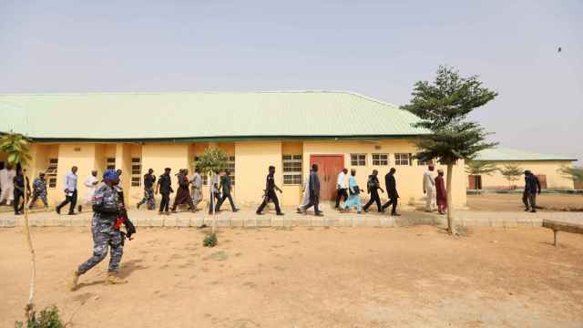 Agentes e investigadores recorren la escuela de Jangebe en la que fueron secuestradas 317 alumnas.