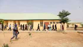 Agentes e investigadores recorren la escuela de Jangebe en la que fueron secuestradas 317 alumnas.