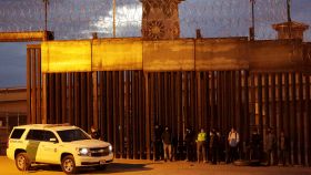 Migrantes detenidos en EEUU, junto a la frontera con Ciudad Juárez.