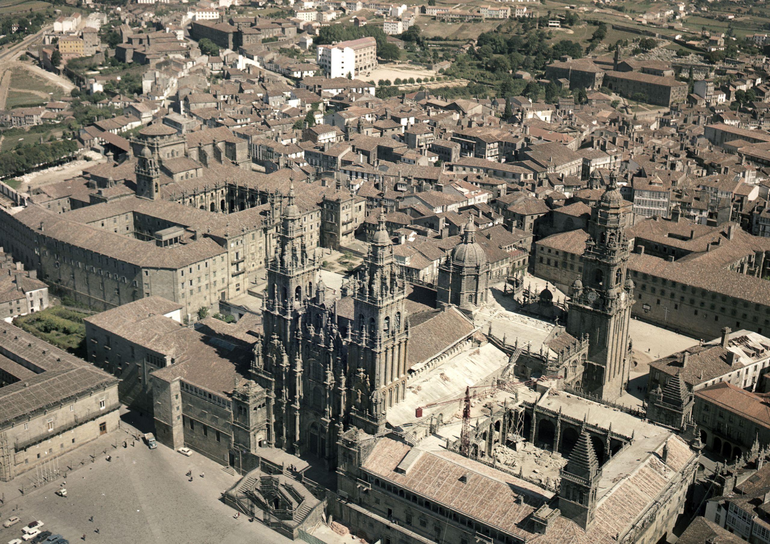 Vista aérea de la Catedral de Santiago en 1964 (FOAT-Arquivo de Galicia).