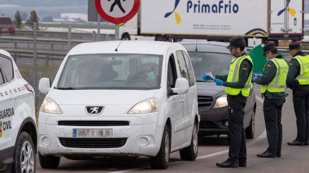 Varios agentes de la Guardia Civil requiriendo los papeles a los conductores.