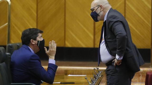 El vicepresidente, Juan Marín, y el portavoz de Vox, Alejandro Hernández.
