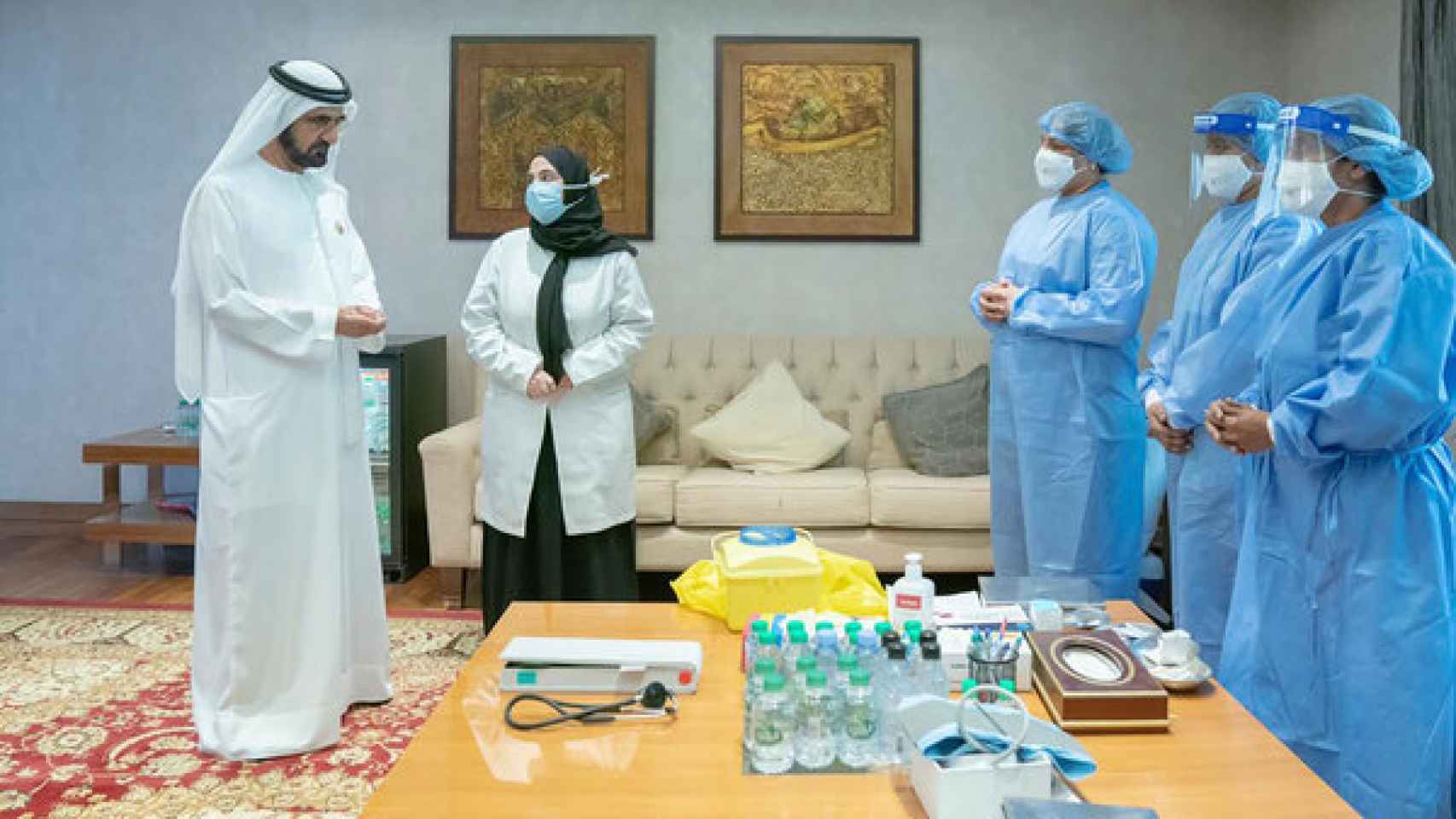 El primer ministro de Emiratos Árabes Unidos recibe la vacuna de Sinopharm.