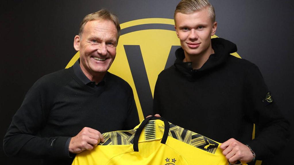 Hans Joachim Watzke y Erling Haaland, en su presentación como jugador del Borussia Dortmund. Foto: Twitter (@BVB)