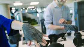 Dos emprendedores realizan pruebas de guantes hechos con impresión 3D en las instalaciones de 3DFactory Incubator.