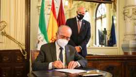 El CEO de Mobile World Capital Barcelona, Carlos Grau, y el Alcalde de Málaga, Francisco de la Torre Prados, durante la firma del convenio.