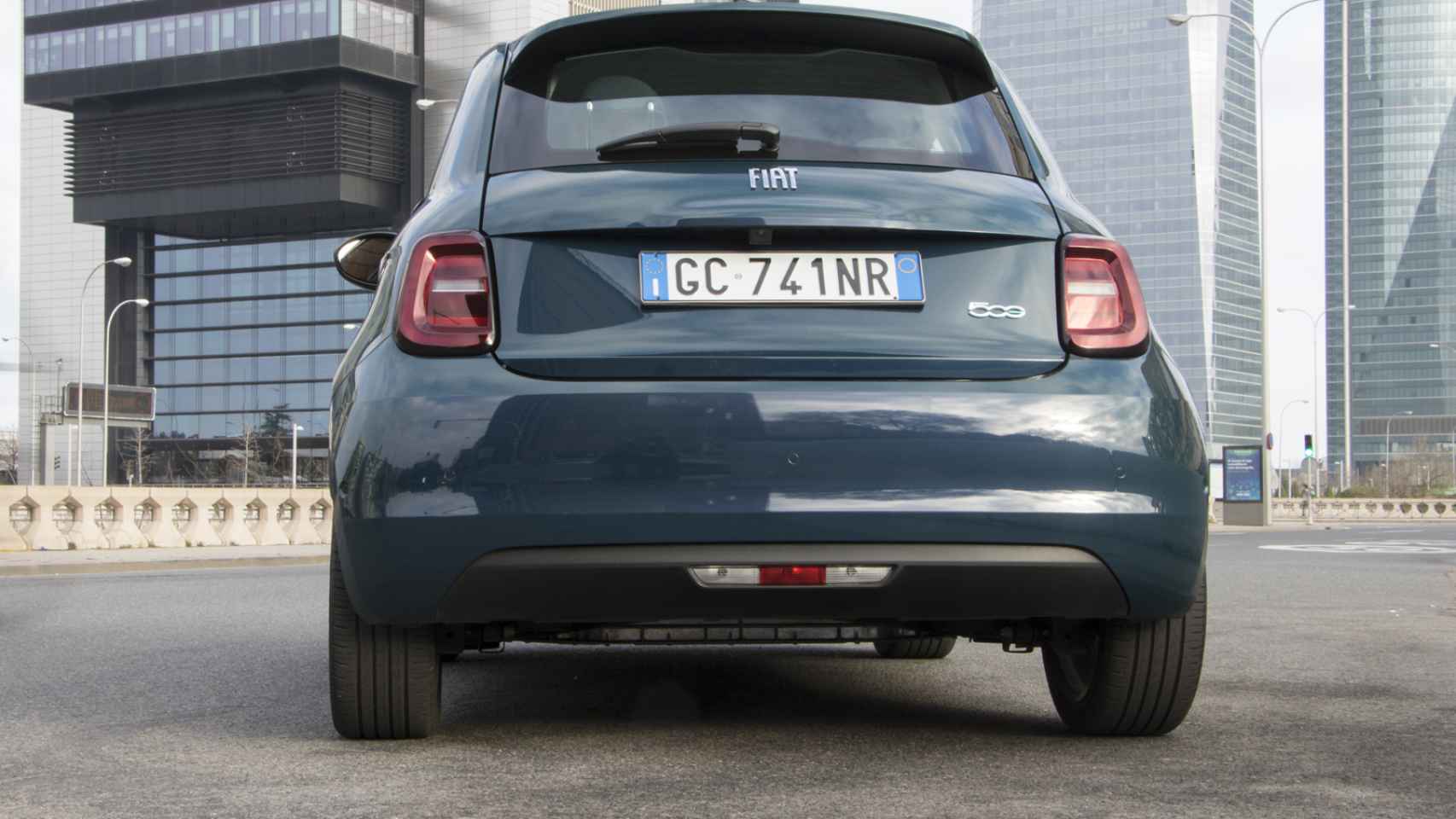 Este nuevo Fiat 500 estrena plataforma, lo que le dota de una mayor amplitud interior.