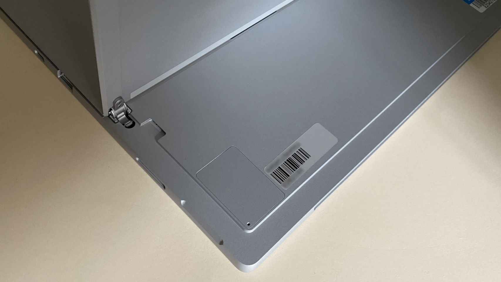 La ranura de acceso al SSD del Surface Pro 7+