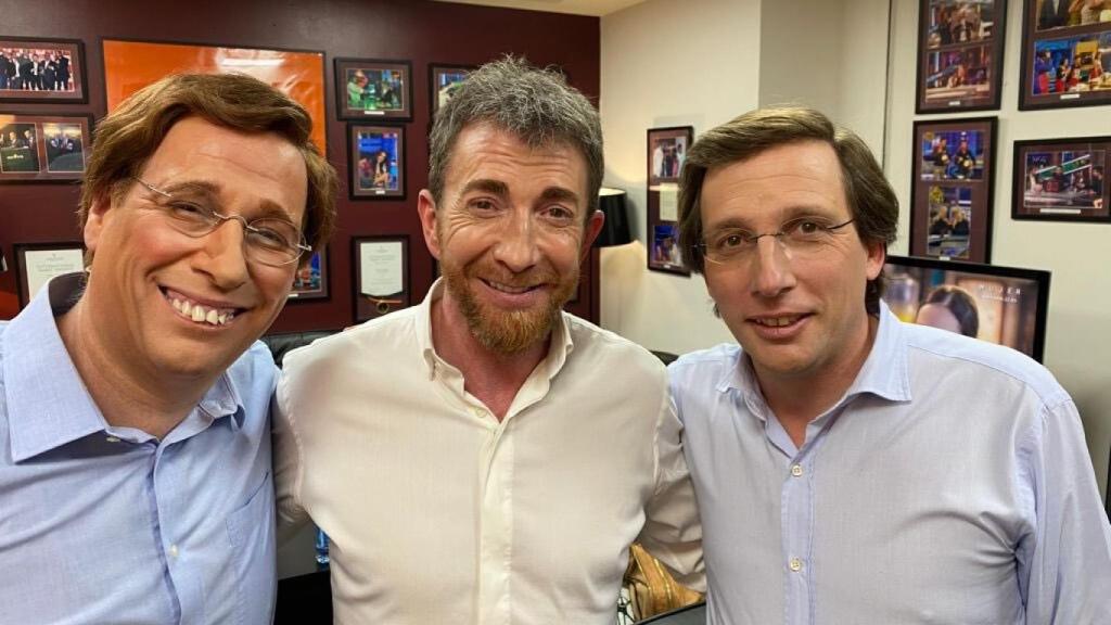 Almeida junto a Pablo Motos y a su 'doble' Carlos Latre en su paso por 'El Hormiguero'.