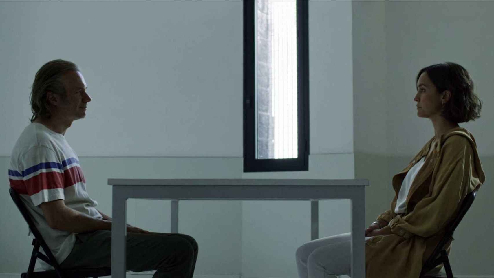Ángel (Tristán Ulloa) y Sara (Megan Montaner) en su despedida.