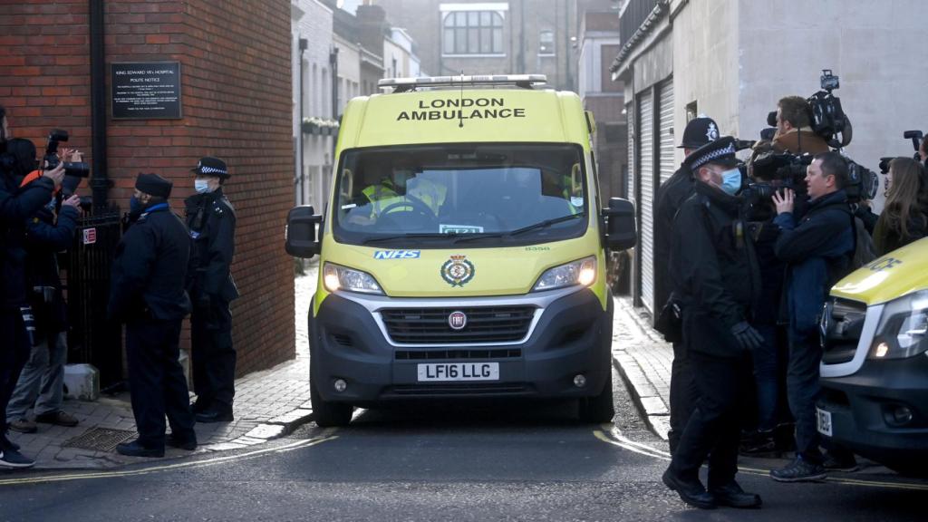 El duque de Edimburgo siendo trasladado al St Bartholomew’s Hospital.