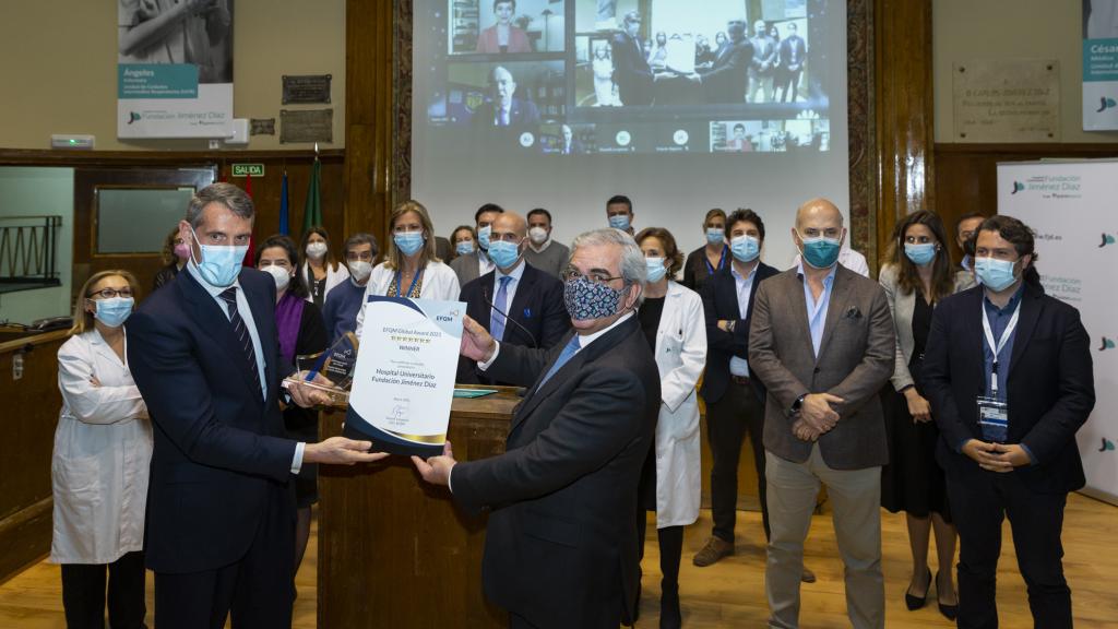 Momento en el que Juan Antonio Álvaro de la Parra, gerente de la FJD, recoge el EFQM Global Award.