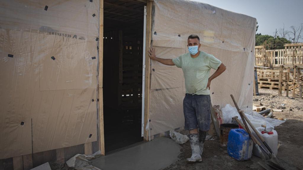 Youssef Halili, marroquí de 32 años, en la puerta de su nueva casa.