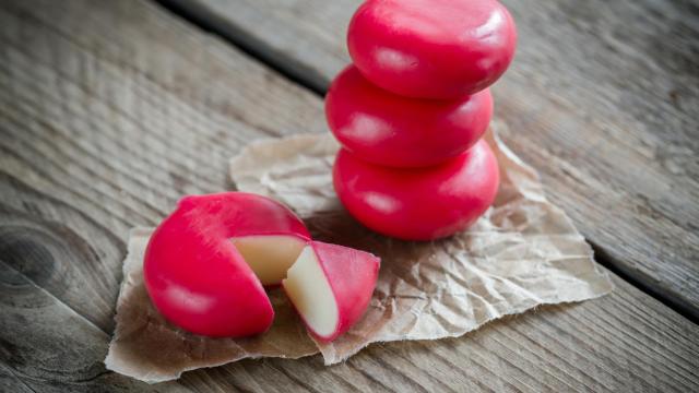 Una columna de 'quesitos' tipo Babybel y uno cortado.