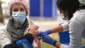 Una enfermera poniendo la vacuna de Pfizer a una paciente.