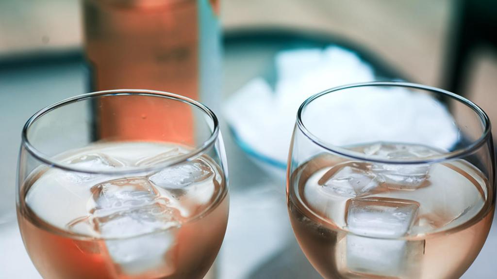 Prueba a ponerle un hielo al rosado.