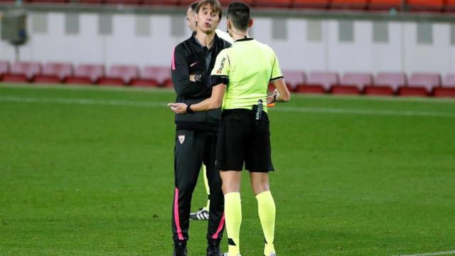 Lopetegui conversa con el árbitro