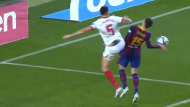 Mano de Lenglet dentro del área que no fue penalti