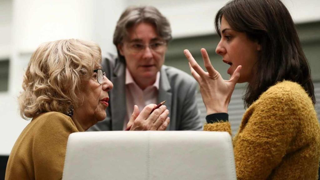 Rita Maestre y Manuela Carmena, con Marta Higueras de fondo, en una imagen de archivo.