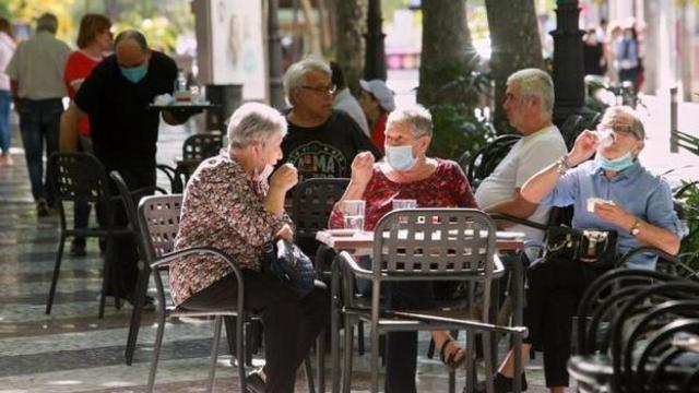 Gente en la terraza de un bar.