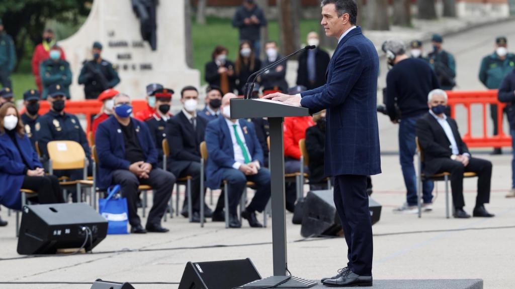 Pedro Sánchez, en el acto simbólico de destrucción de 1.400 de armas incautadas a ETA y los GRAPO celebrado en la Academia de la Guardia Civil de Valdemoro.