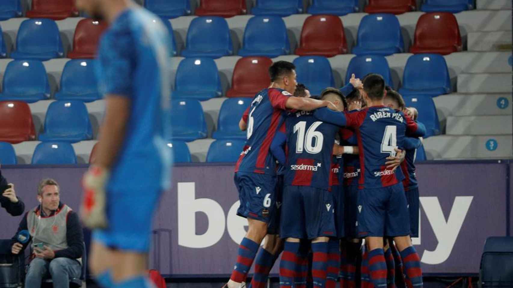 El Levante celebra el gol de Roger Martí