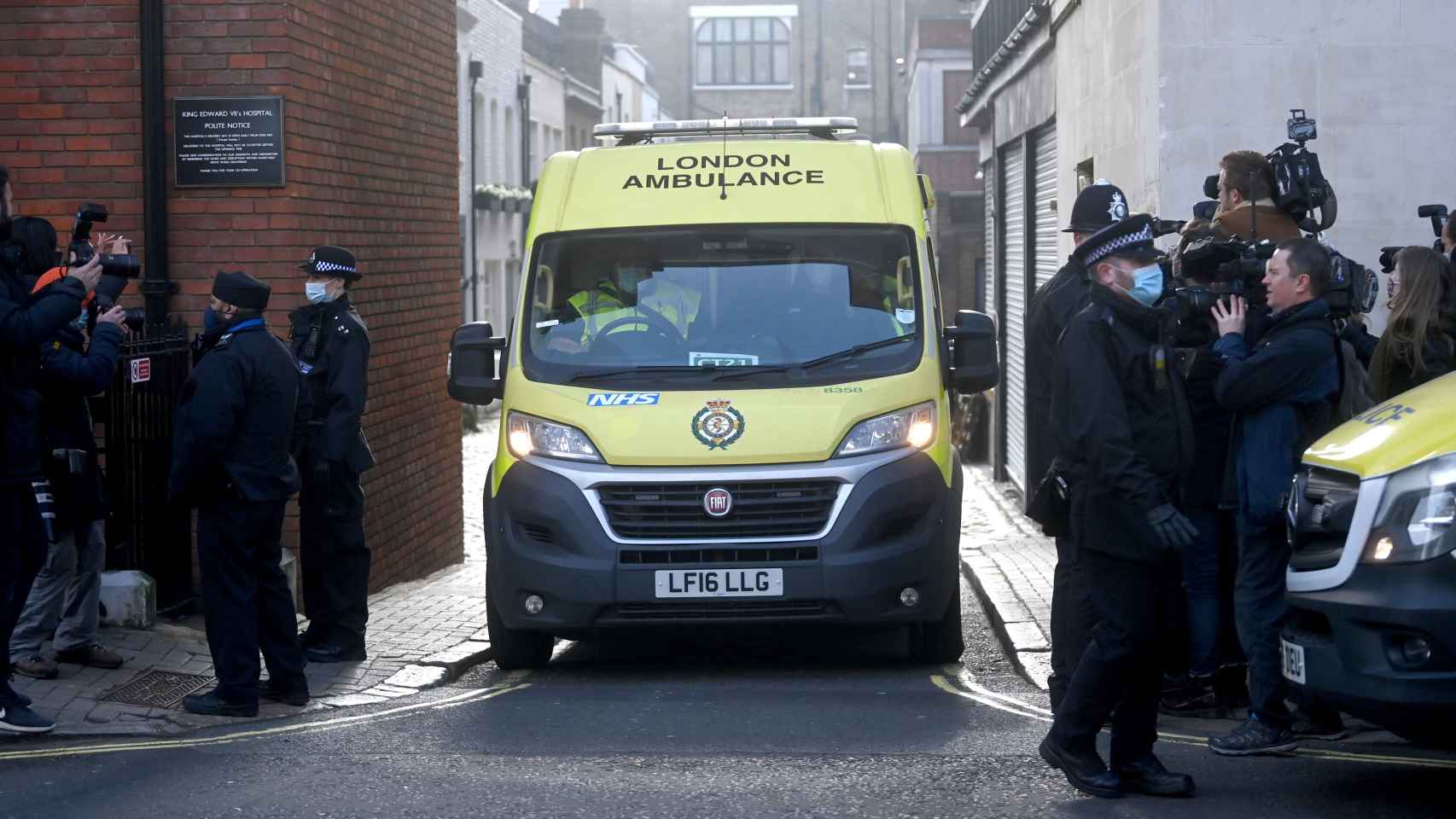 Imagen de la ambulancia que trasladó a mitad de semana a Felipe de Edimburgo para ser intervenido del corazón.