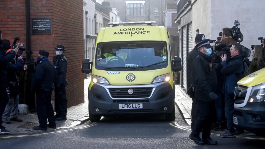 Imagen de la ambulancia que trasladó a mitad de semana a Felipe de Edimburgo para ser intervenido del corazón.