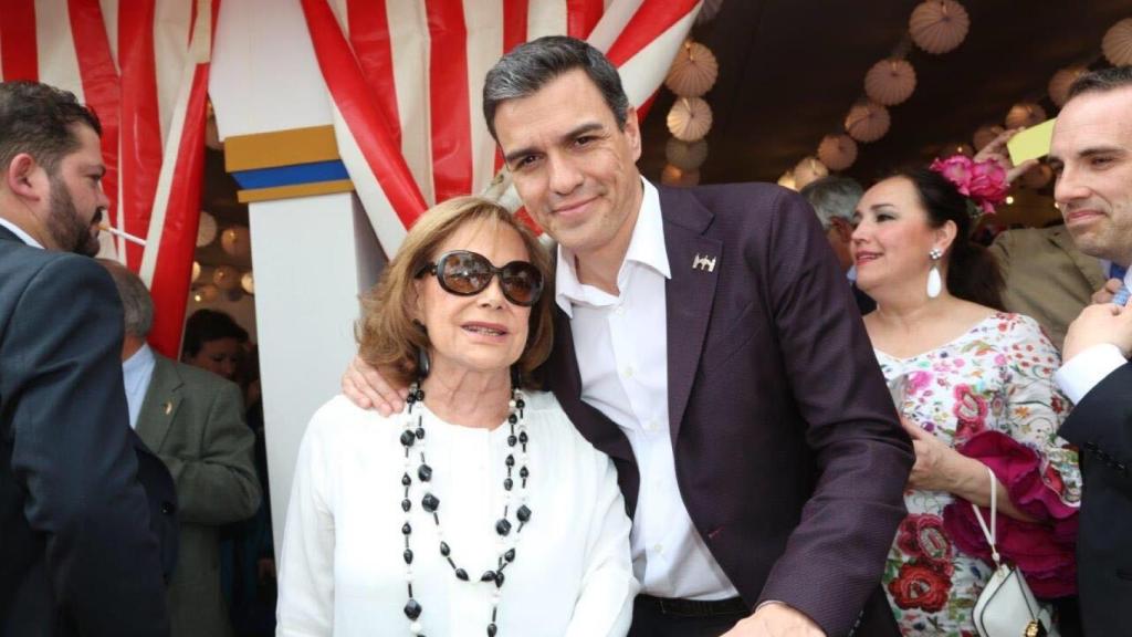 Amparo Rubiales, histórica feminista del PSOE, con Pedro Sánchez.