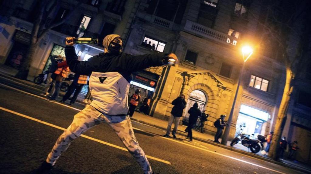 Un manifestante arroja una botella el pasado 23 de febrero en Barcelona.