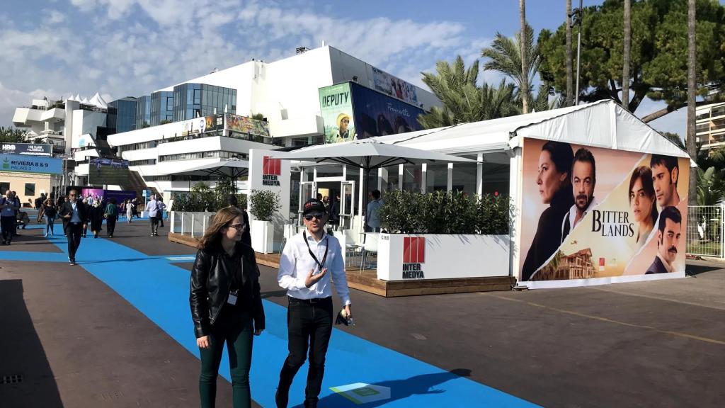 Stand del distribuidor turco Inter Medya en la feria Mipcom de Cannes.