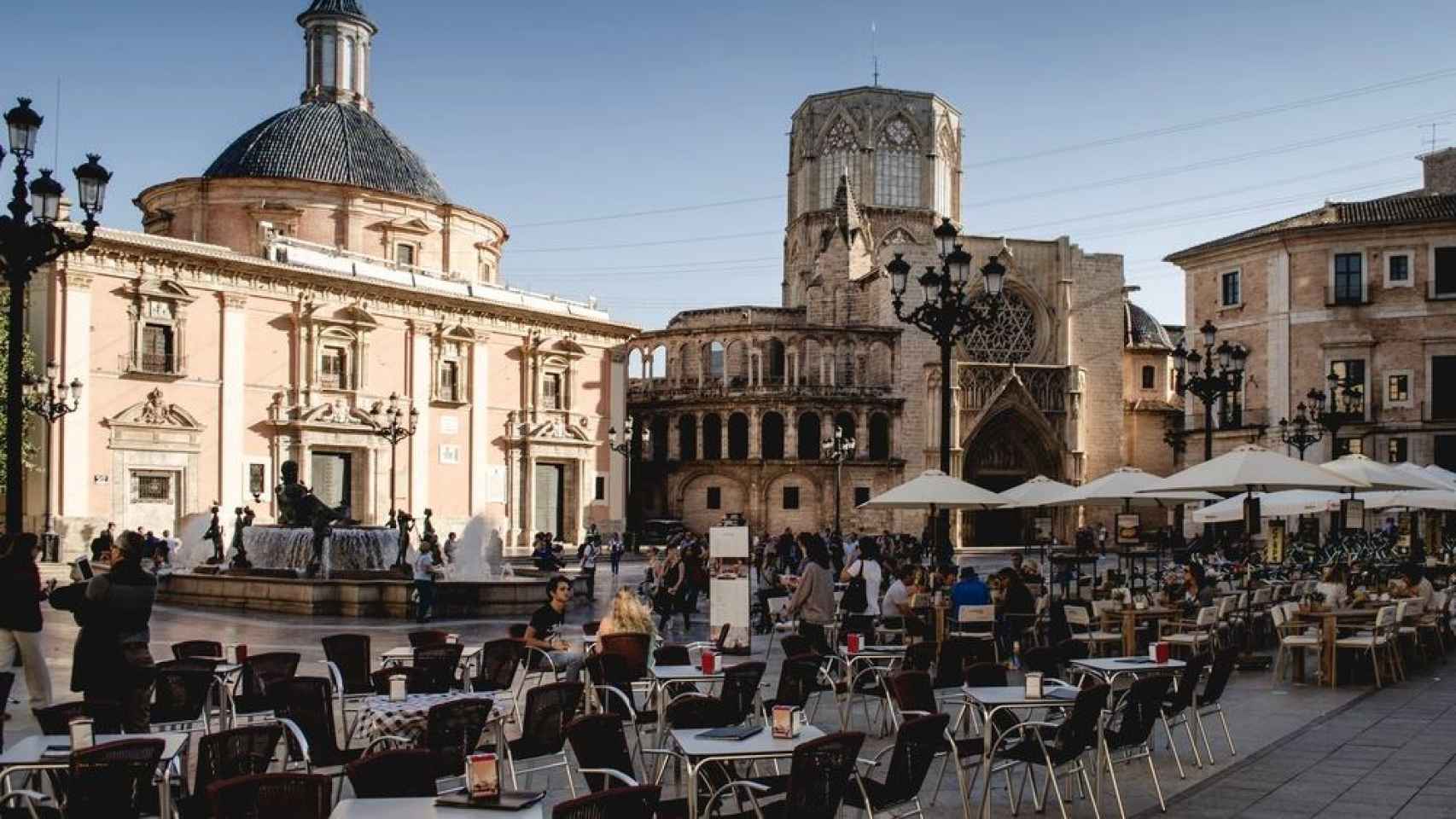 Terrazas en la Plaza de la Virgen de Valencia, antes de la pandemia. EE