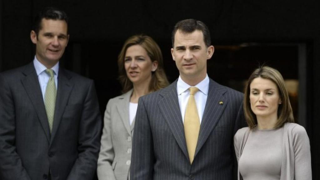 El rey Felipe VI y la reina Letizia, junto a Iñaki Urdangarin y Cristina de Borbón, en una fotografía de noviembre de 2014.