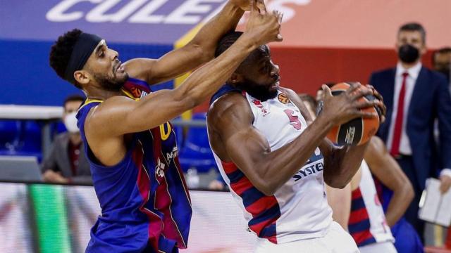 Brandon Davies peleando un balón