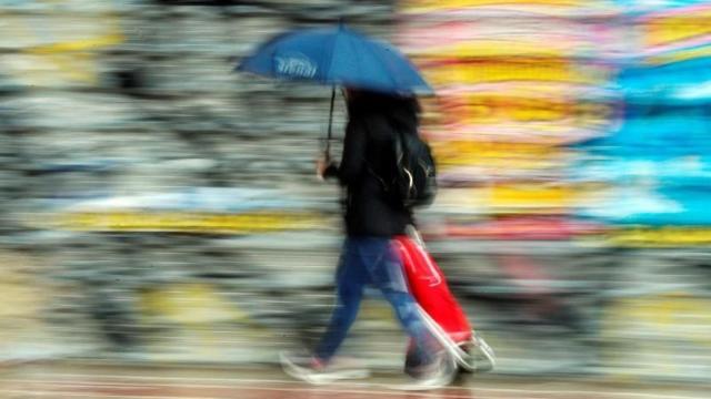 Una persona se protege de la lluvia con un paraguas.