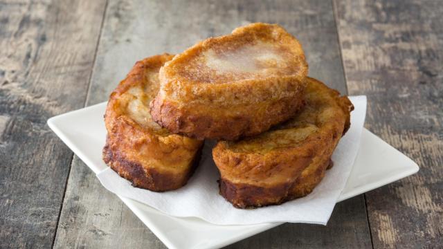 Unas torrijas servidas en un plato.