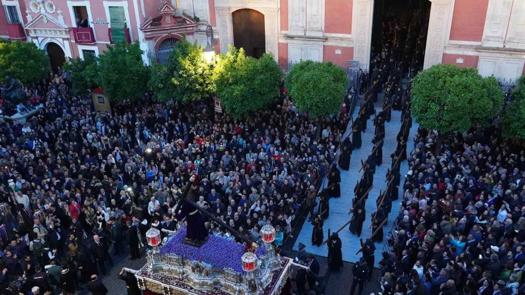Salida de Pasión desde la Iglesia del Salvador. Sevilla.