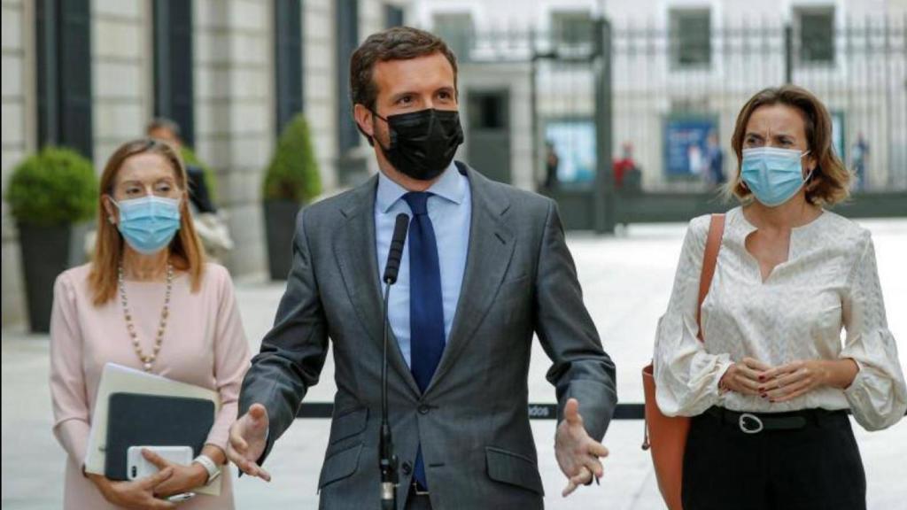 Pablo Casado, entre Ana Pastor (i) y Cuca Gamarra (d), en el patio del Congreso.