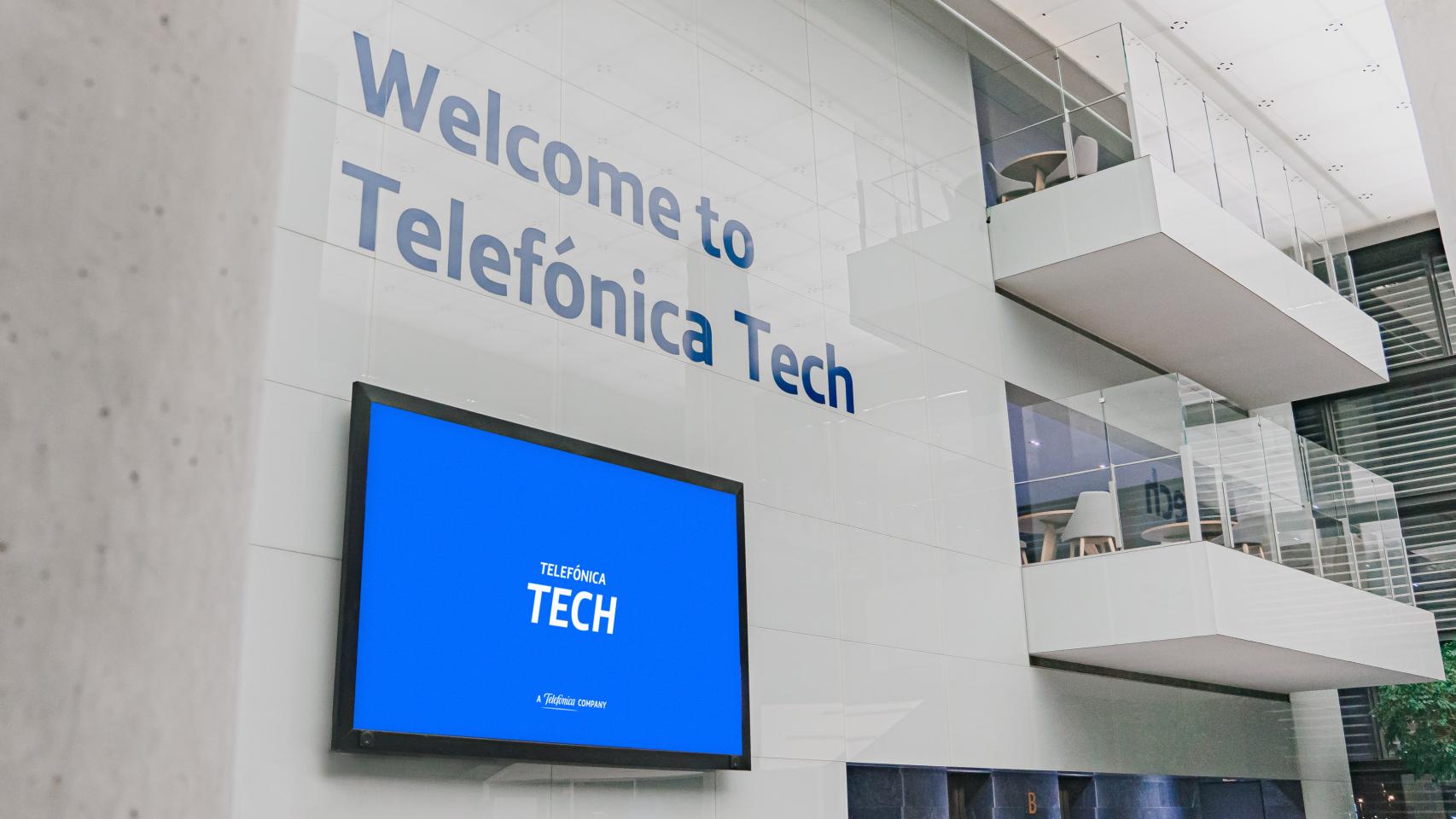 Imagen del logo de Telefónica Tech en un edificio de la operadora.
