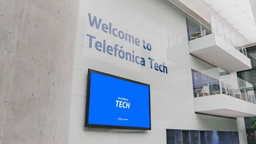 Imagen del logo de Telefónica Tech en unas oficinas de la compañía.