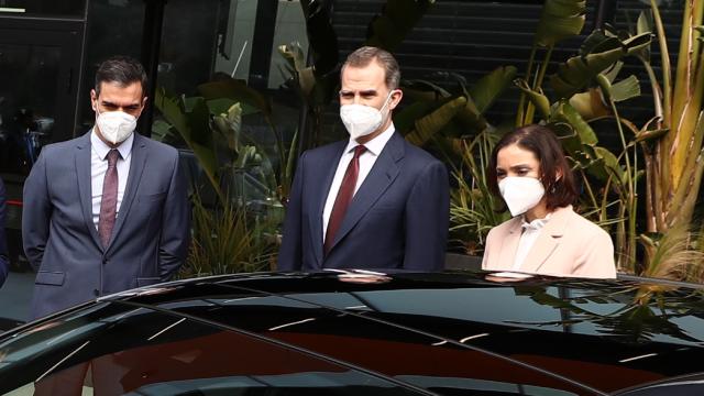 EL Rey Felipe VI, junto a Pedro Sánchez y Reyes Maroto en la fábrica de Seat en Martorell (Barcelona).