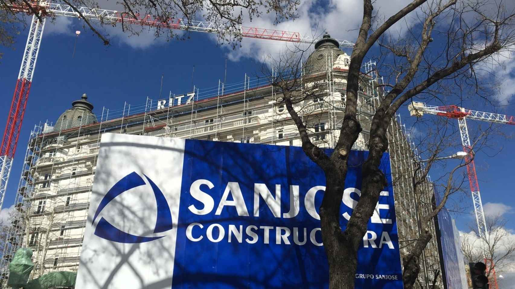 Rótulo de las obras de Grupo San José en el Hotel Ritz de Madrid.