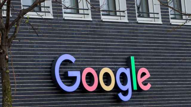 Logo de Google en la fachada de un edificio.