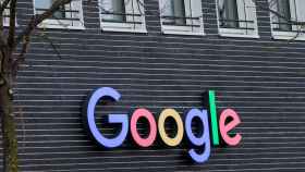 Logo de Google en la fachada de un edificio.