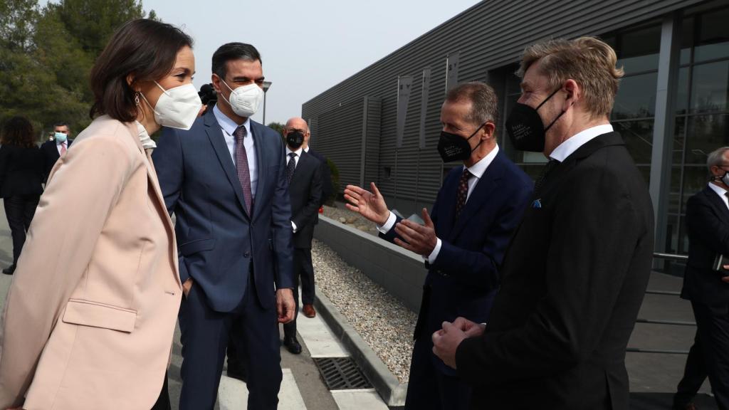 De izquierda a derecha: Reyes Maroto, ministra de Industria; Pedro Sánchez, presidente del Gobierno; Herbert Diess, CEO de Vokswagen y Wayne Griffiths, presidente de Seat.