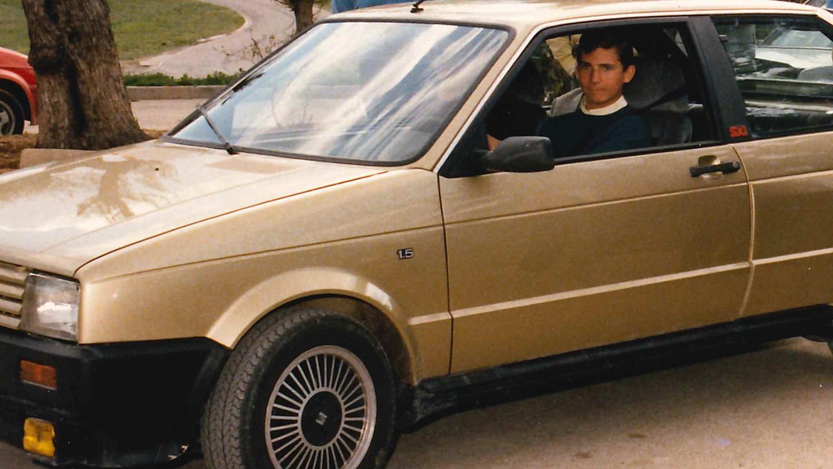 El entonces príncipe Felipe, al volante de un Seat Ibiza con 18 años.