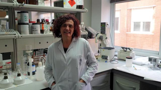 La rectora de la UCPT, Beatriz Miguel, en un laboratorio de la Universidad Politécnica de Cartagena.