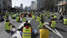 Trabajadores de ENCE Pontevedra y transportistas de madera protagonizan una sentada ante la Delegación del Gobierno en Galicia