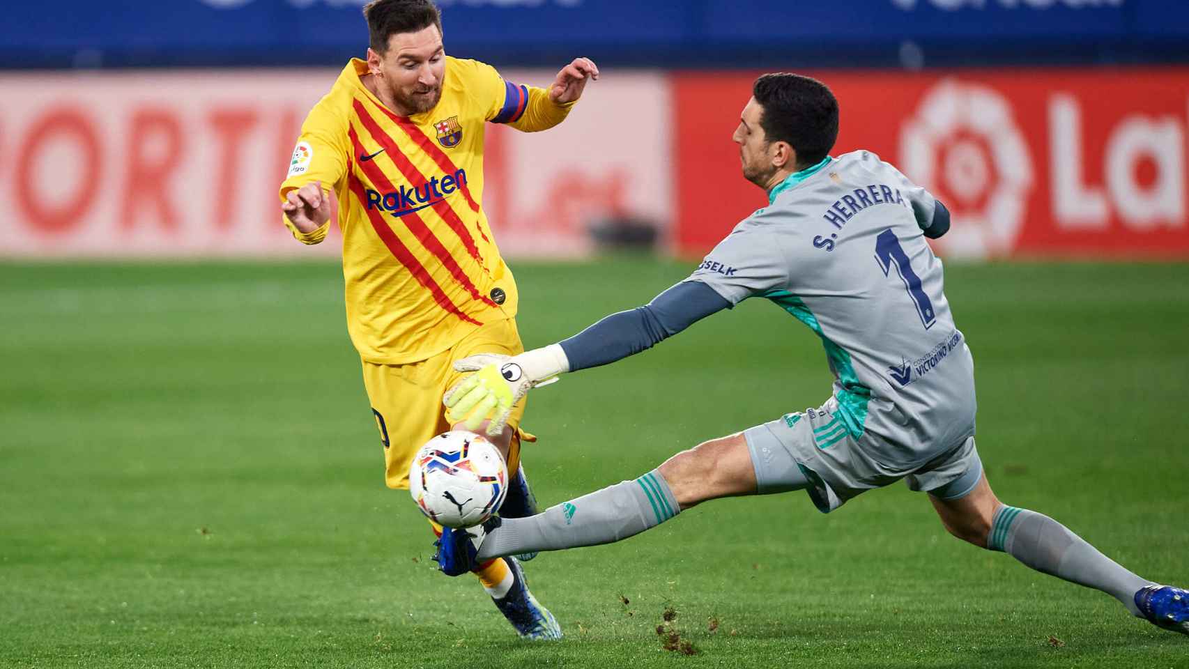 Messi en el mano a mano contra Sergio Herrera