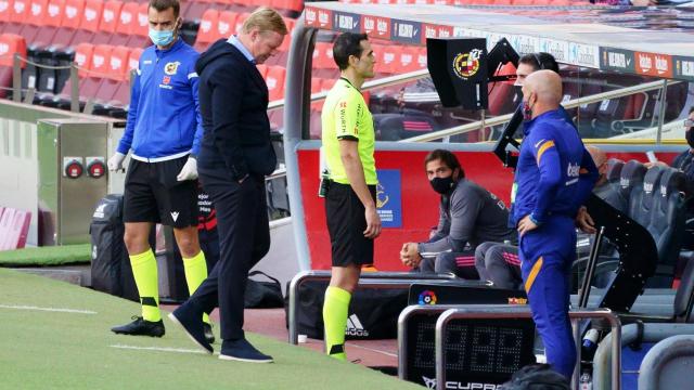 Ronald Koeman y su segundo entrenador, Schreuder, en el banquillo